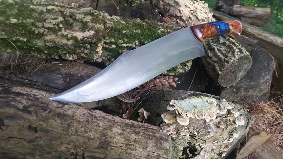 Differentially hardened bowie knife